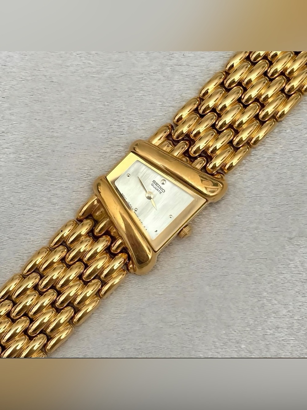 AUTHENTIC RARE VINTAGE SEIKO ASYMMETRICAL WATCH - Picture 3 of 5